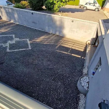 Sous-sol Amenage Equipe Avec Jardin & Parking